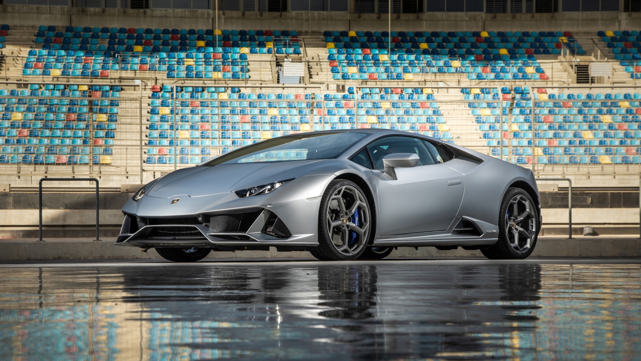 Серебристый автомобиль Lamborghini Huracan Evo на стадионе
