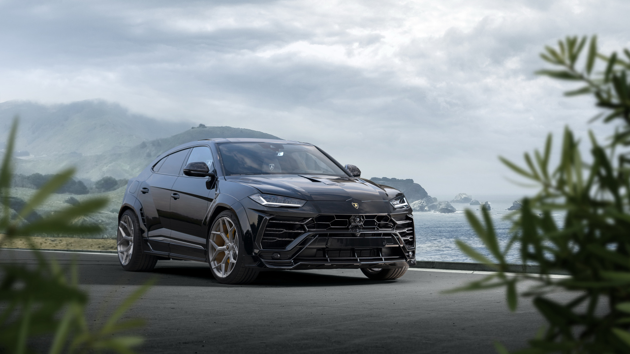 Стильный черный автомобиль  Lamborghini Urus Esteso 2019 года у моря