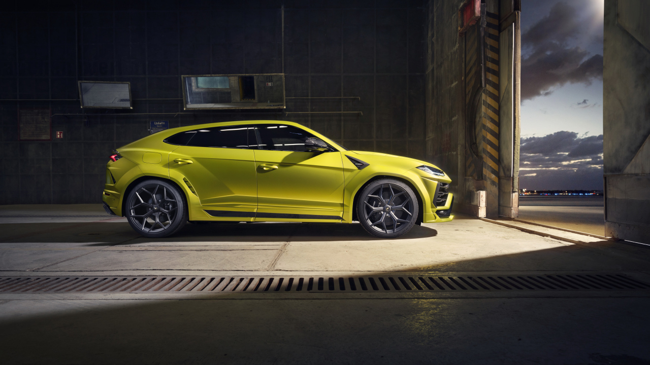 Желтый автомобиль Lamborghini Urus Esteso 2019 года в гараже