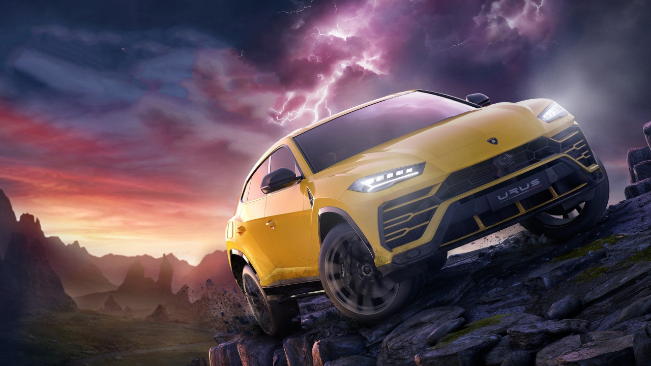 Желтый внедорожник Lamborghini Urus в горах