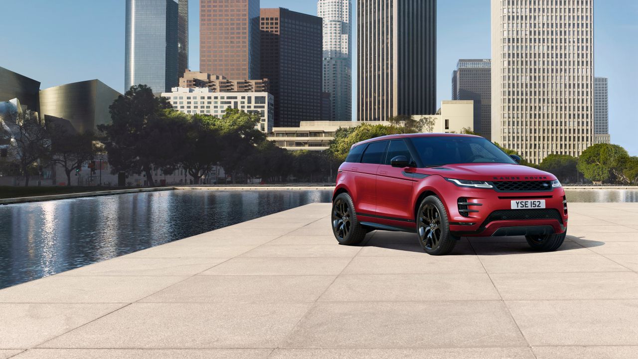 Красный внедорожник Range Rover Evoque D240 HSE R-Dynamic,  2019 года на фоне города