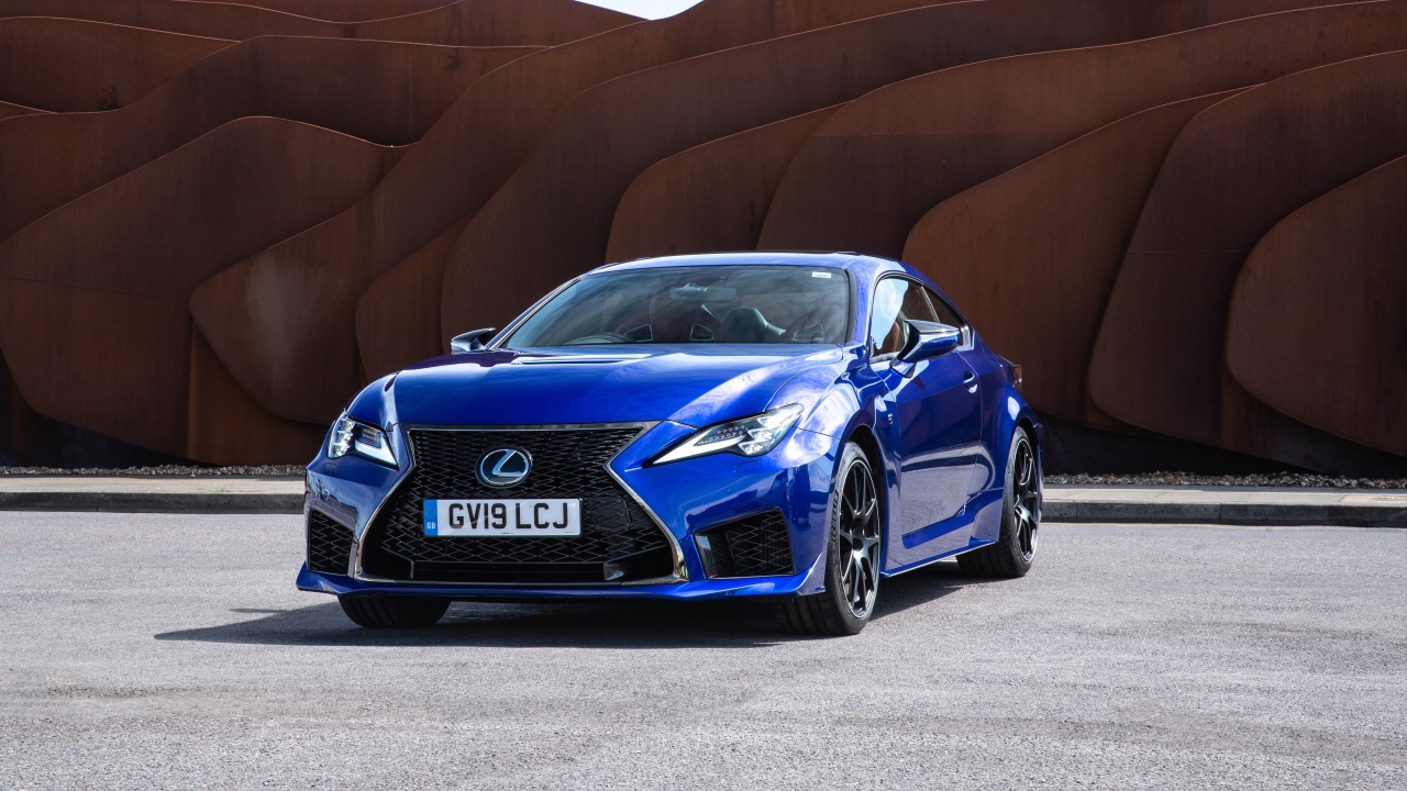 Синий стильный автомобиль Lexus RC F UK-Spec '2019 года