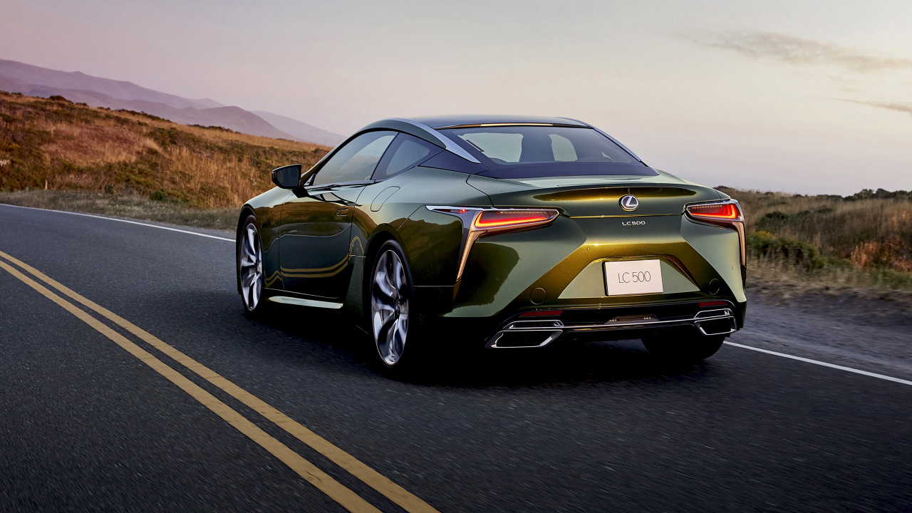 Автомобиль  Lexus LC 500, 2020 года на дороге вид сзади