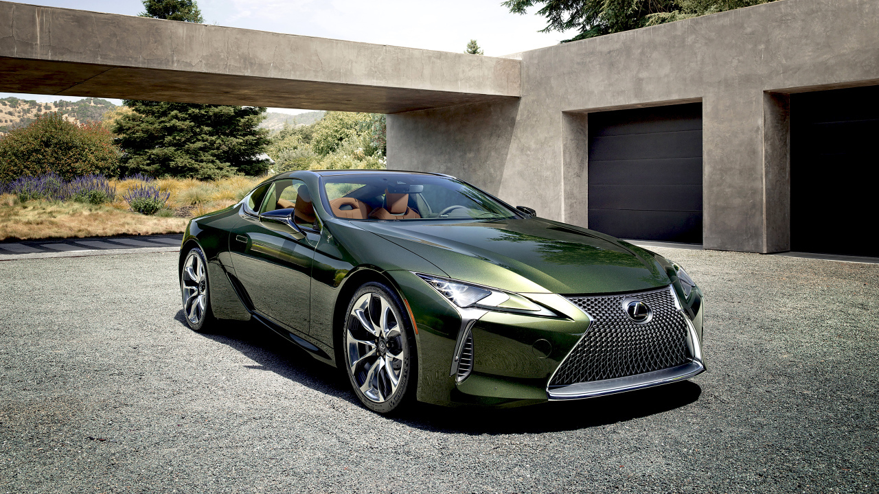 Зеленый Lexus LC 500 Inspiration Series, 2020 у гаража