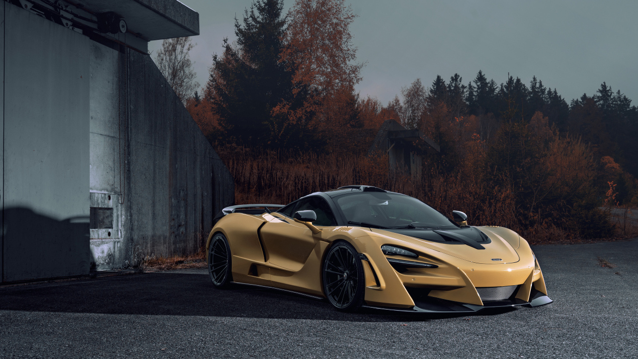 Дорогой автомобиль McLaren 720S у железных ворот