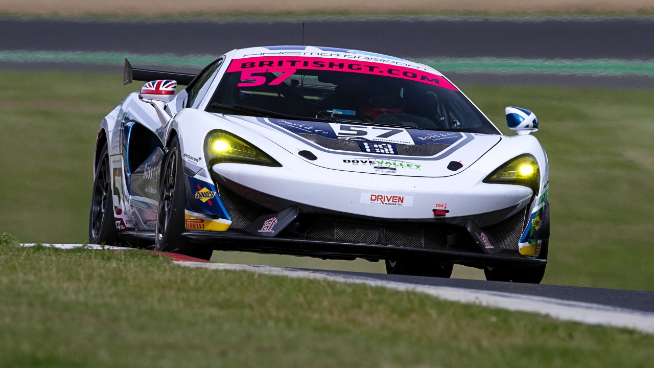 Спортивный автомобиль McLaren 720S GT3 на гоночной трассе