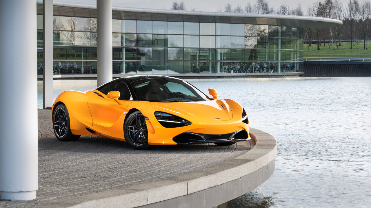 Желтый спортивный автомобиль McLaren MSO 720S Spa 68,  2019 года у воды