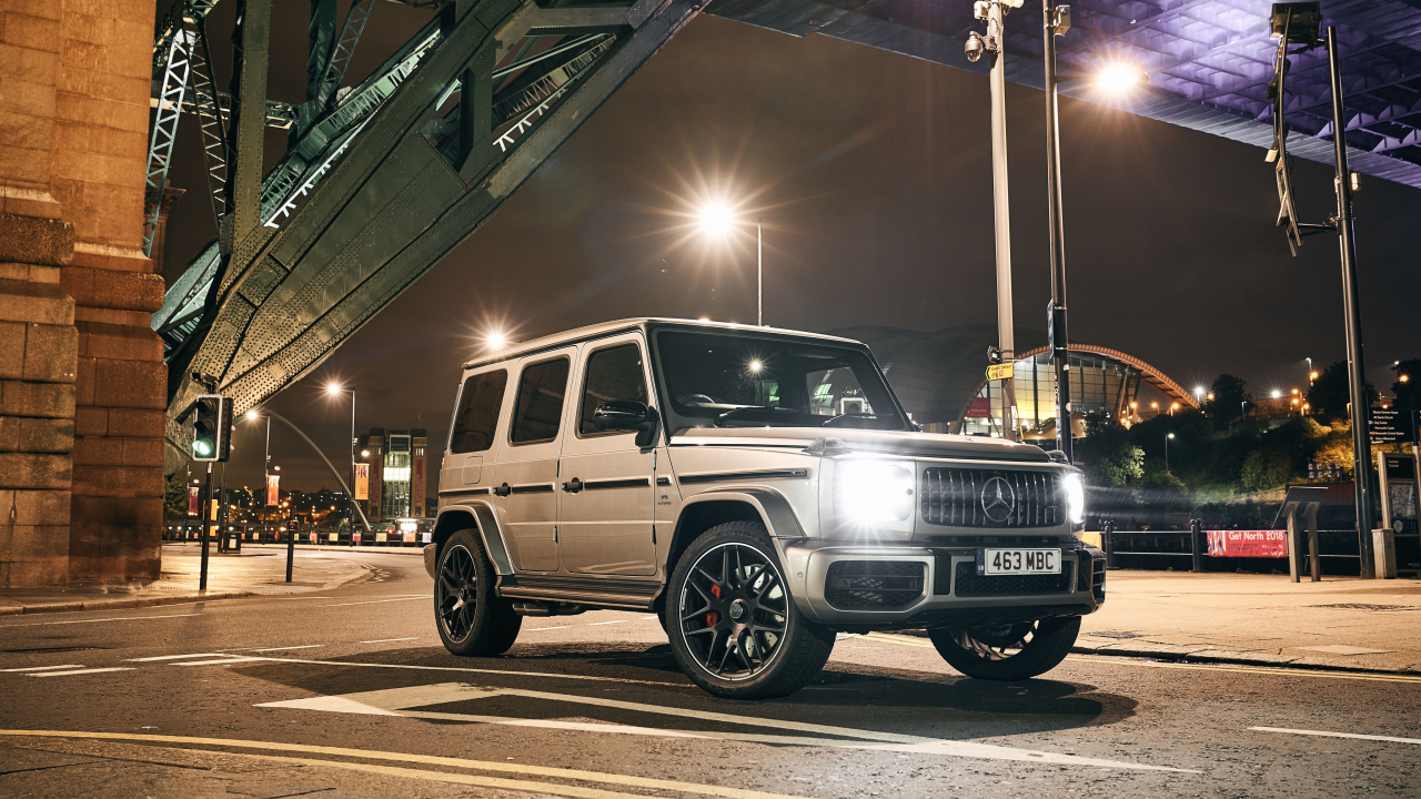 Джип Mercedes-AMG G 63 2018 года с включенными фарами