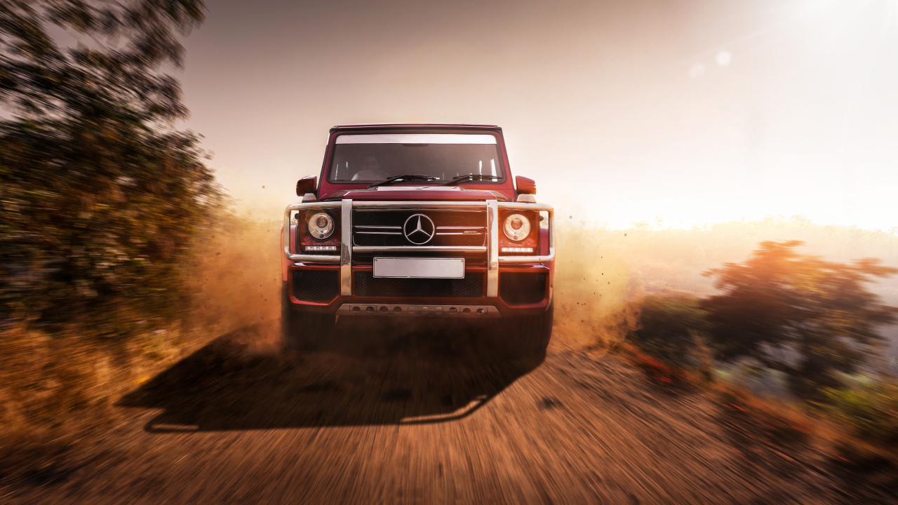 Большой внедорожник Mercedes G63 AMG на дороге
