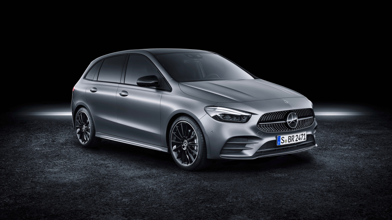 Серебристый автомобиль Mercedes-Benz B-Klasse AMG Line 2019 года 