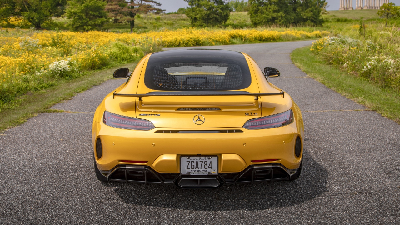 Желтый автомобиль  Mercedes-AMG GT R, 2020 года вид сзади
