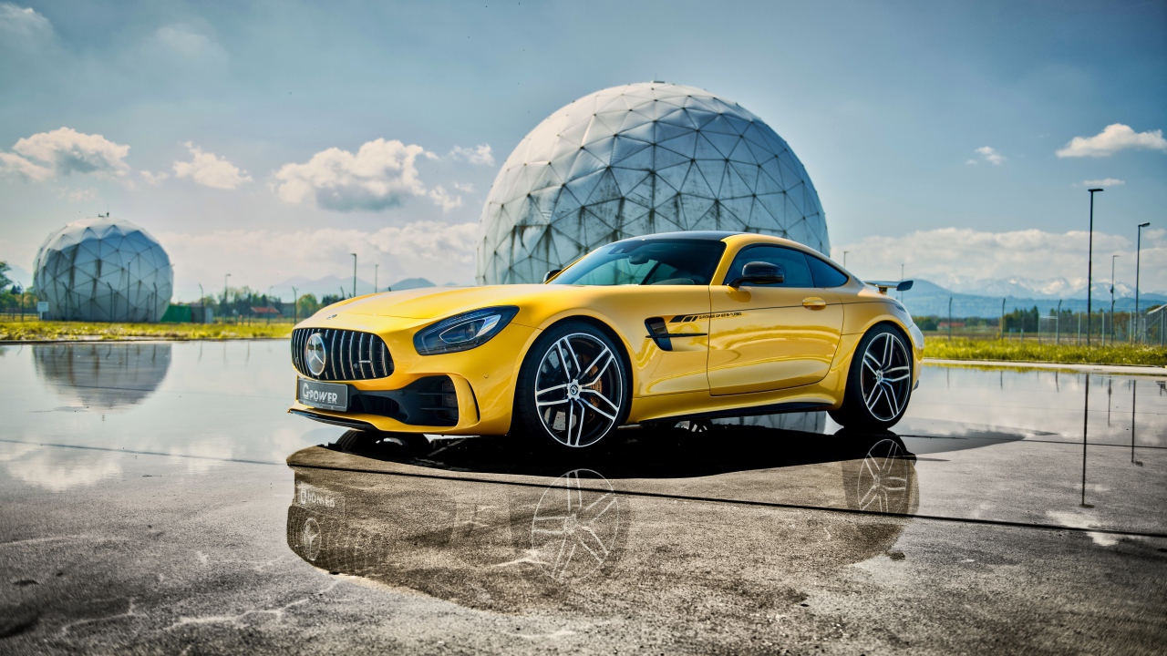 Желтый автомобиль Mercedes-AMG GT R, 2019 года на фоне шара