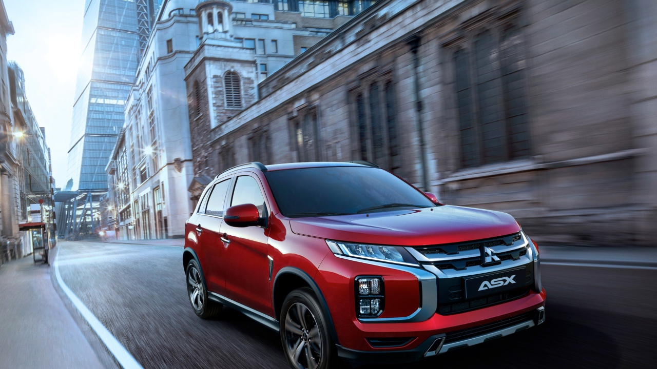 Красный внедорожник Mitsubishi ASX на улице города