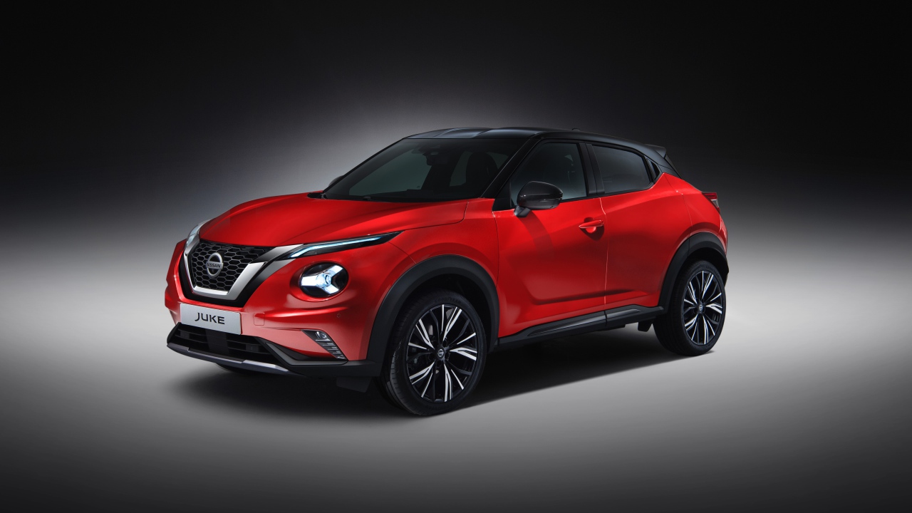 Красный автомобиль Nissan Juke 2019 года на сером фоне