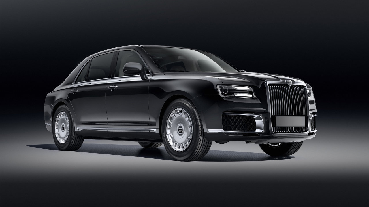 Черный автомобиль Aurus Sena 2018 года на сером фоне