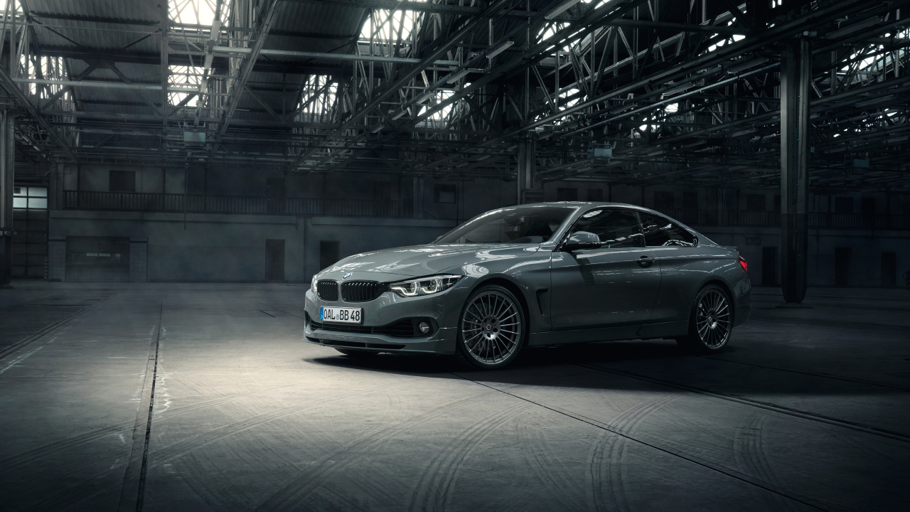 Серебристый автомобиль Alpina B4 S Bi-Turbo Edition 99 в гараже 