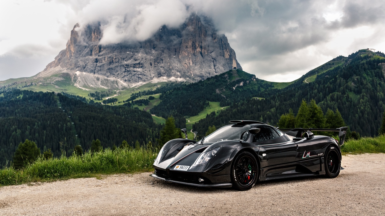 Черный спортивный автомобиль Pagani Zonda на фоне горы