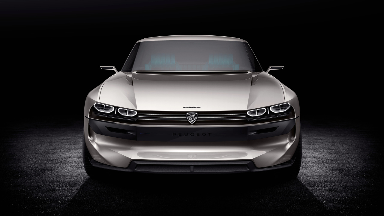 Серебристый автомобиль Peugeot E-Legend Concept на черном фоне