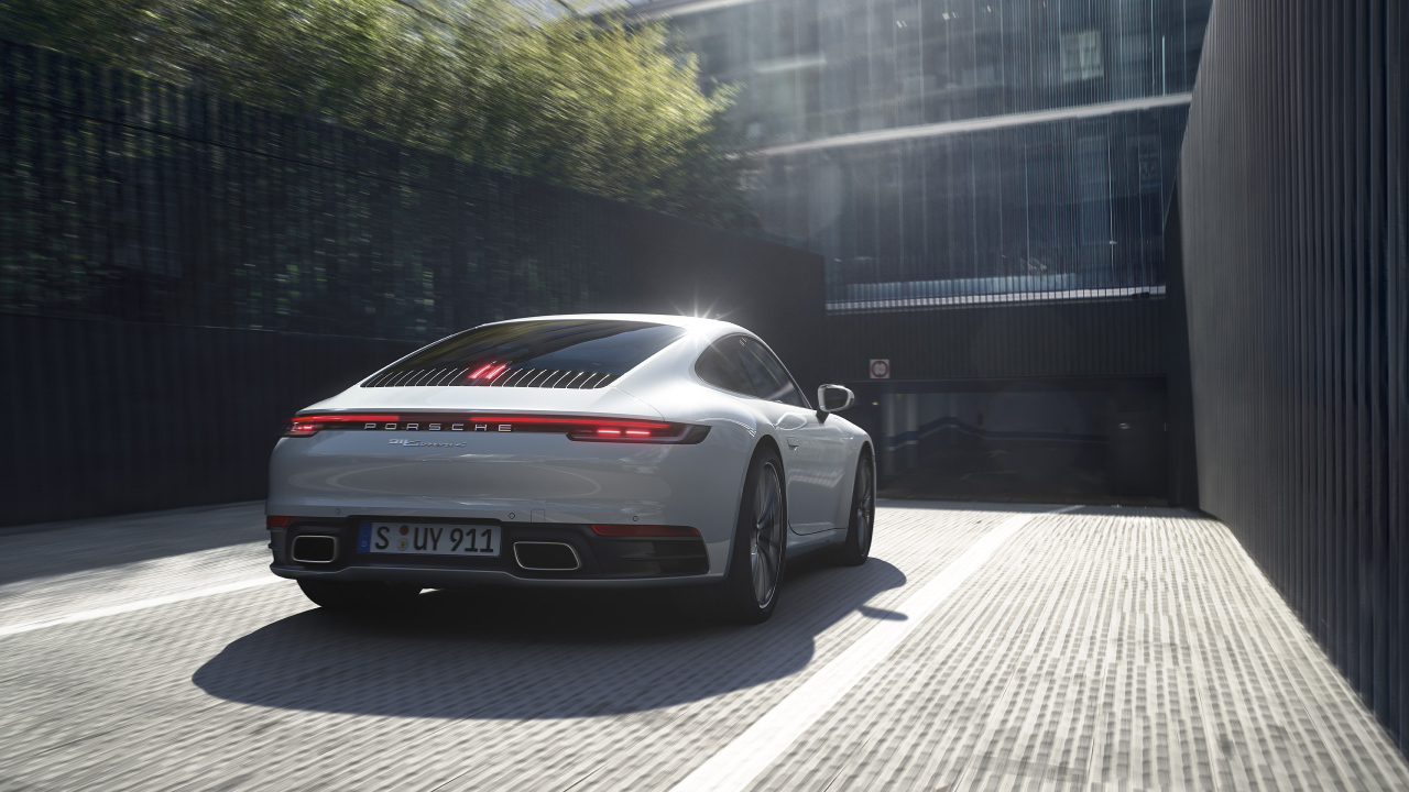 Автомобиль Porsche 911 Carrera 4 2019 года заезжает на парковку