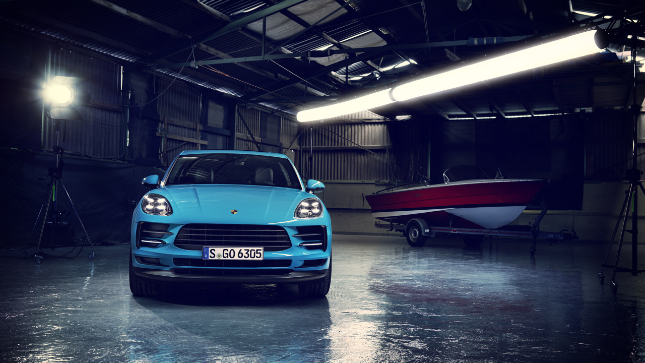 Синий автомобиль Porsche Macan 2019 года в гараже