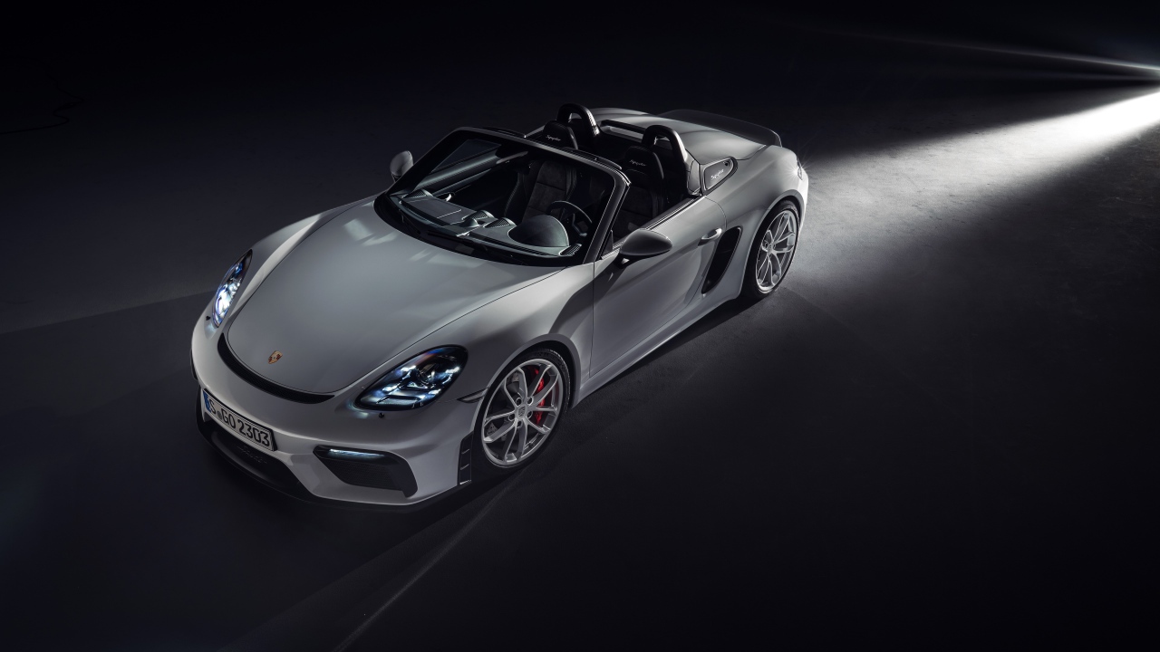 Кабриолет Porsche 718 Spyder 2019, года на сером фоне