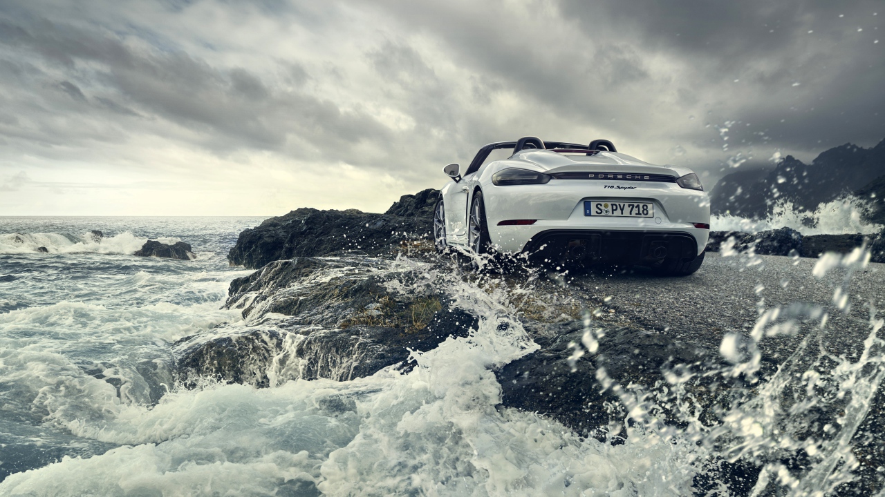 Автомобиль Porsche 718 Spyder, 2019 года стоит у воды