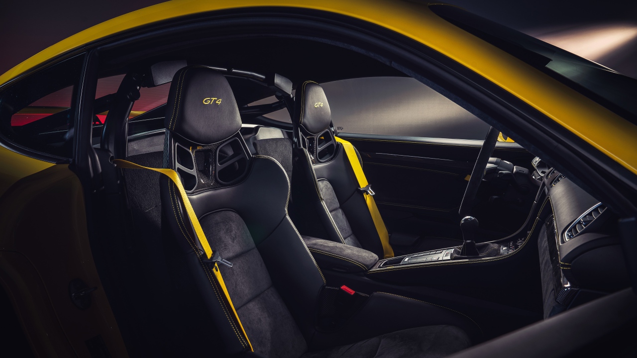 Салон автомобиля Porsche 718 Cayman GT4, 2019 