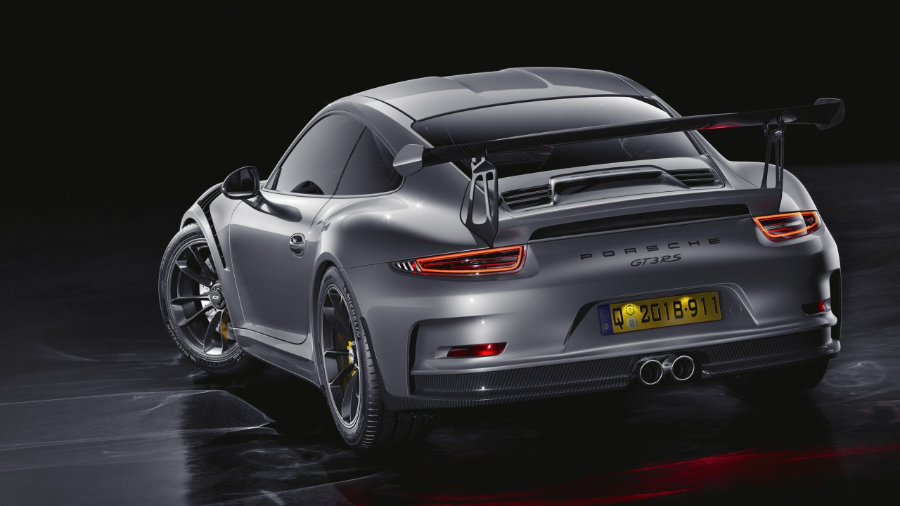 Серебристый автомобиль Porsche 911 GT3 RS CGI вид сзади