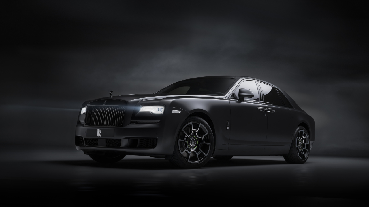 Черный стильный автомобиль Rolls-Royce Ghost  2019 года 