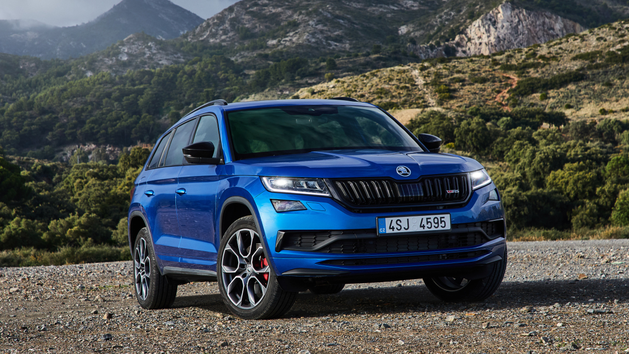 Синий автомобиль Skoda Kodiaq RS 2019 года в горах 