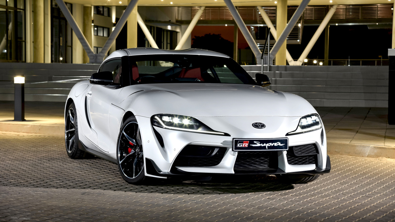 Белый автомобиль Toyota GR Supra 2019 года