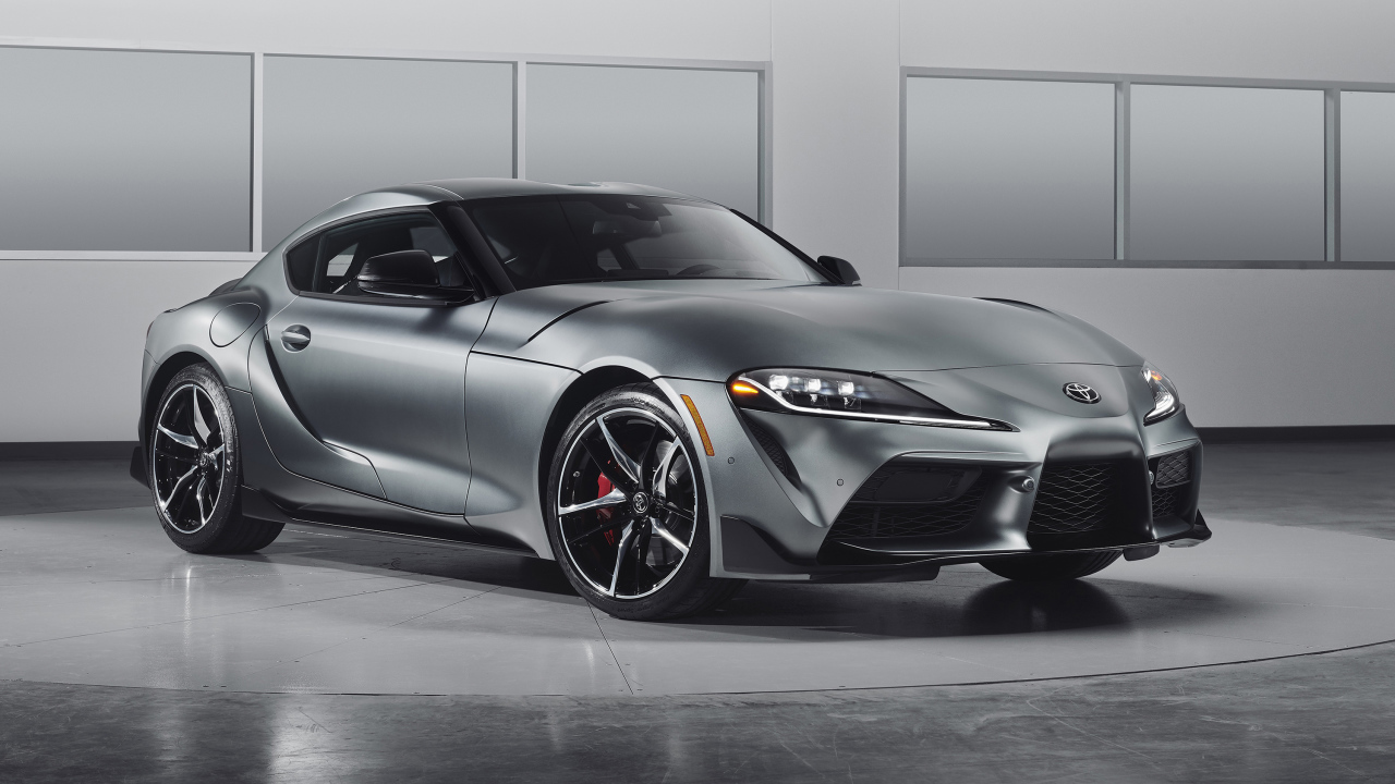 Серебристый спортивный автомобиль Toyota GR Supra, 2020 года