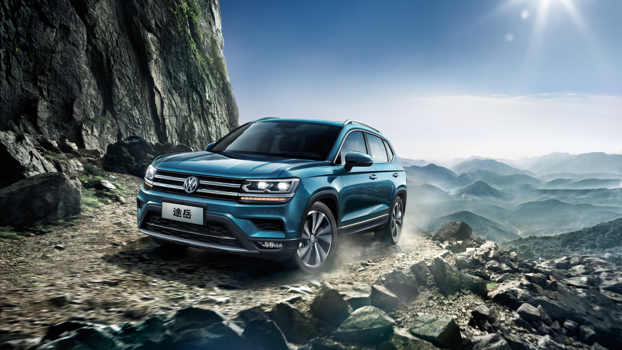 Синий внедорожник Volkswagen Tharu 2018 года в горах 