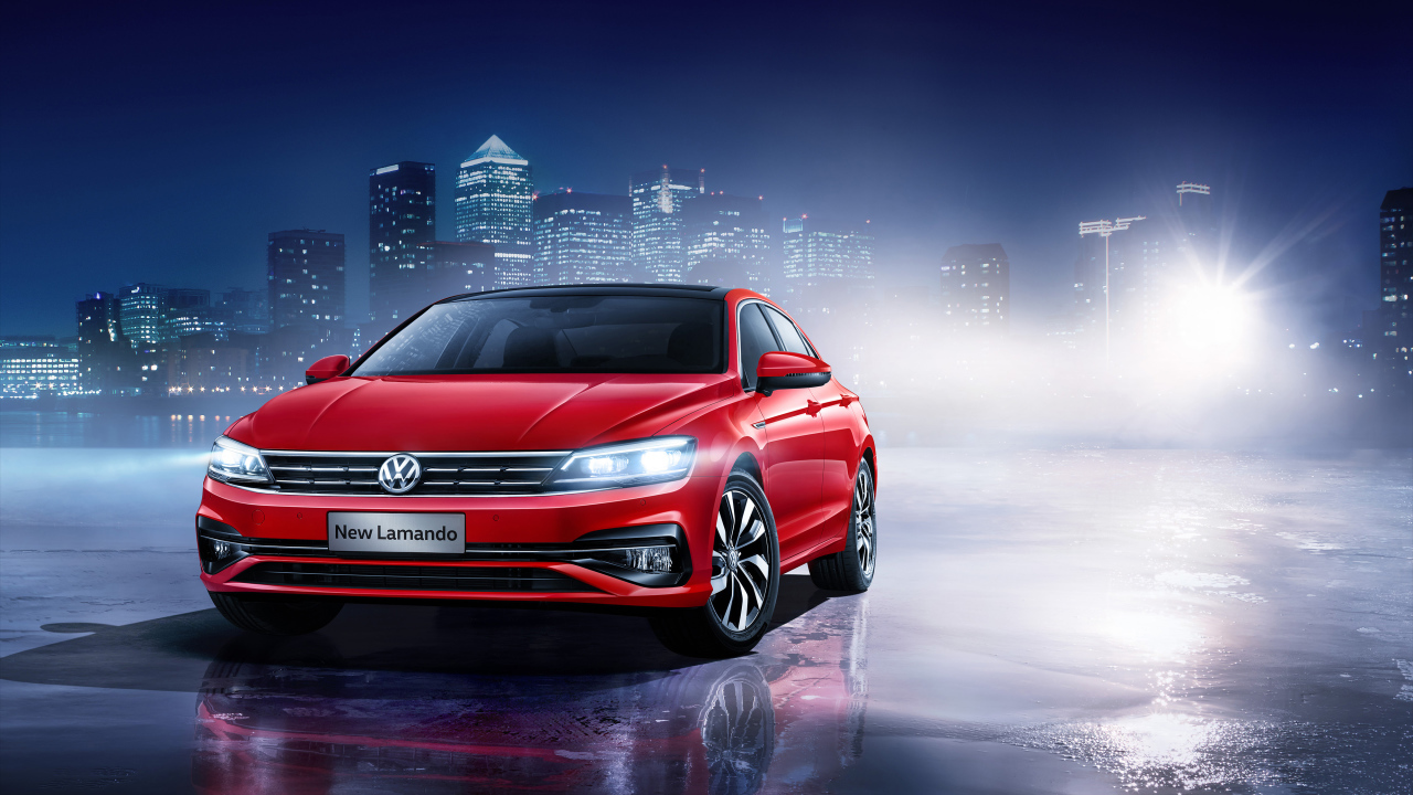 Красный автомобиль Volkswagen Lamando 2018 года на фоне ночного города 