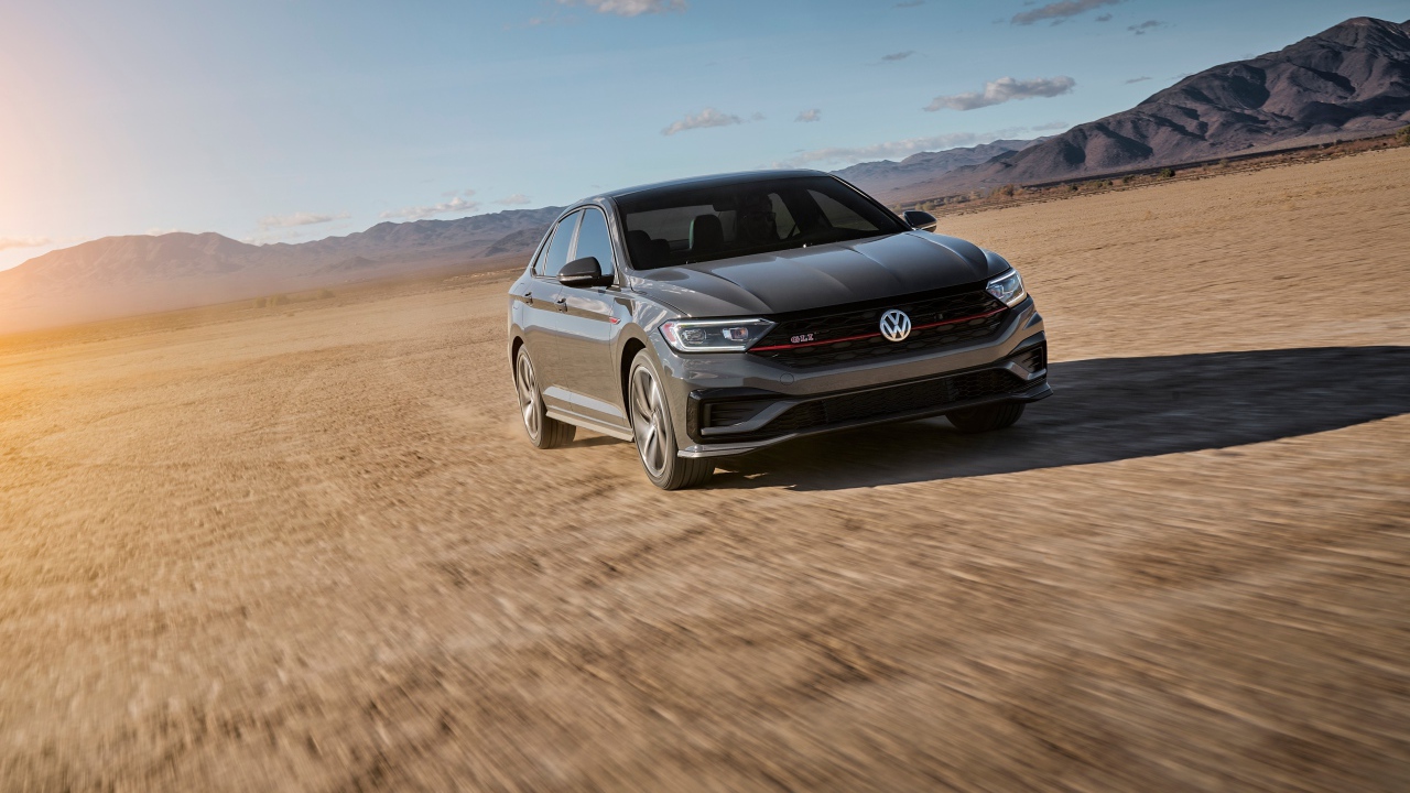 Автомобиль Volkswagen Jetta в пустыне