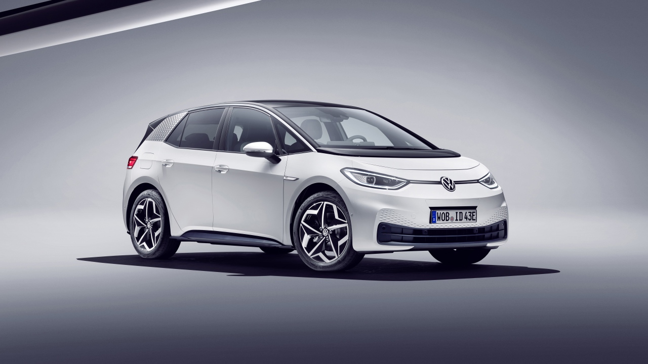 Белый Volkswagen ID.3 1st 2019 года на сером фоне