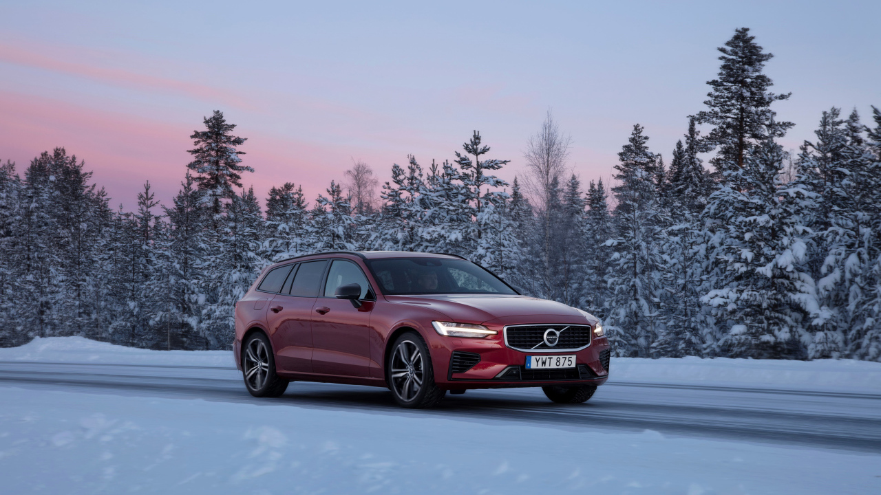 Красный автомобиль Volvo V60 на зимней дороге