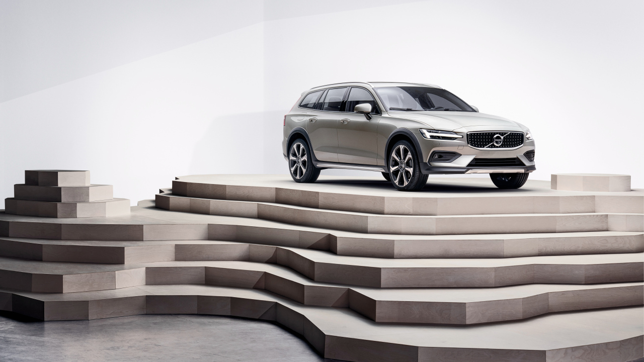 Серебристый автомобиль Volvo V60 T5  на пьедестале 