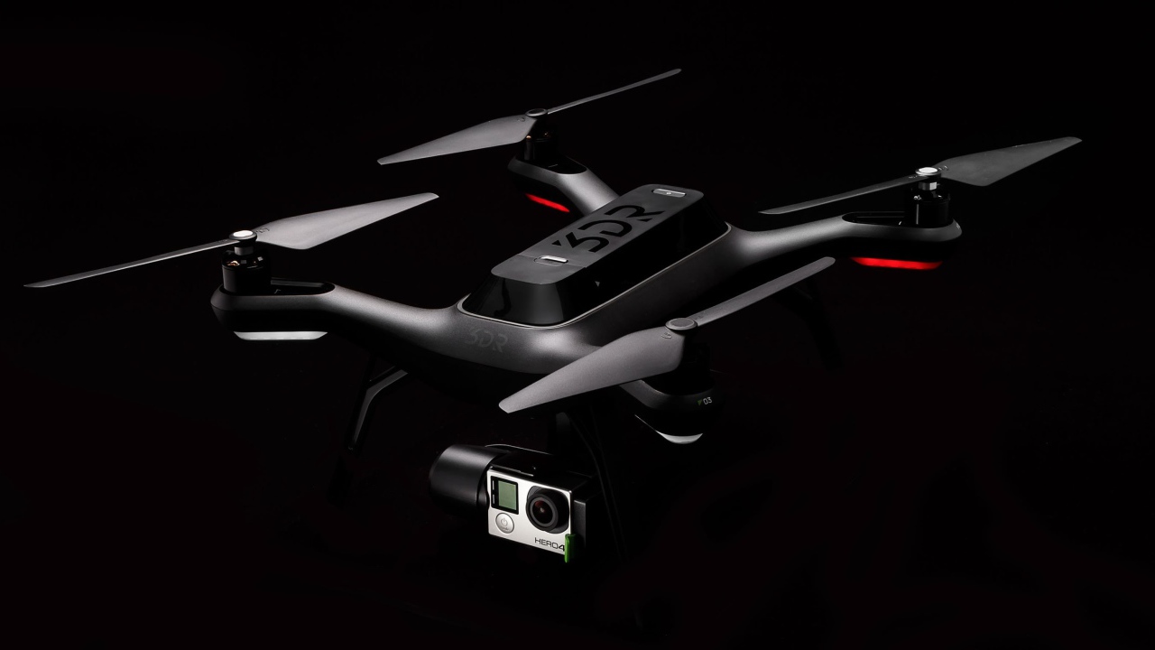 Квадрокоптер 3DR Solo на черном фоне