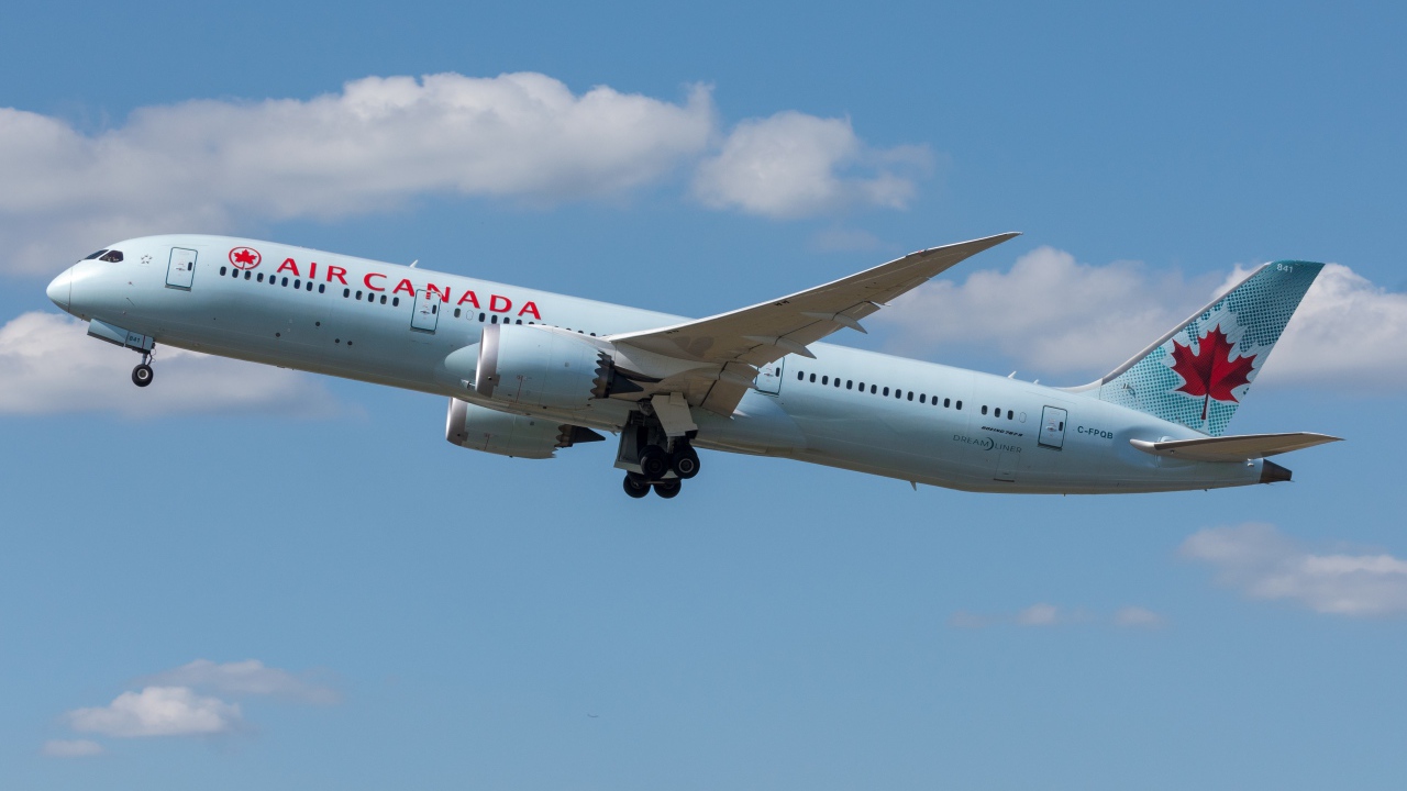 Большой пассажирский самолет Boeing 787-9 авиакомпании Air Canada в небе