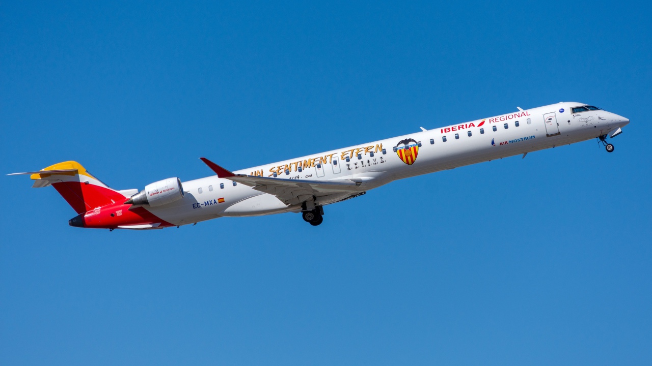 Самолет Bombardier CRJ-1000 авиакомпании Air Nostrum на фоне голубого неба