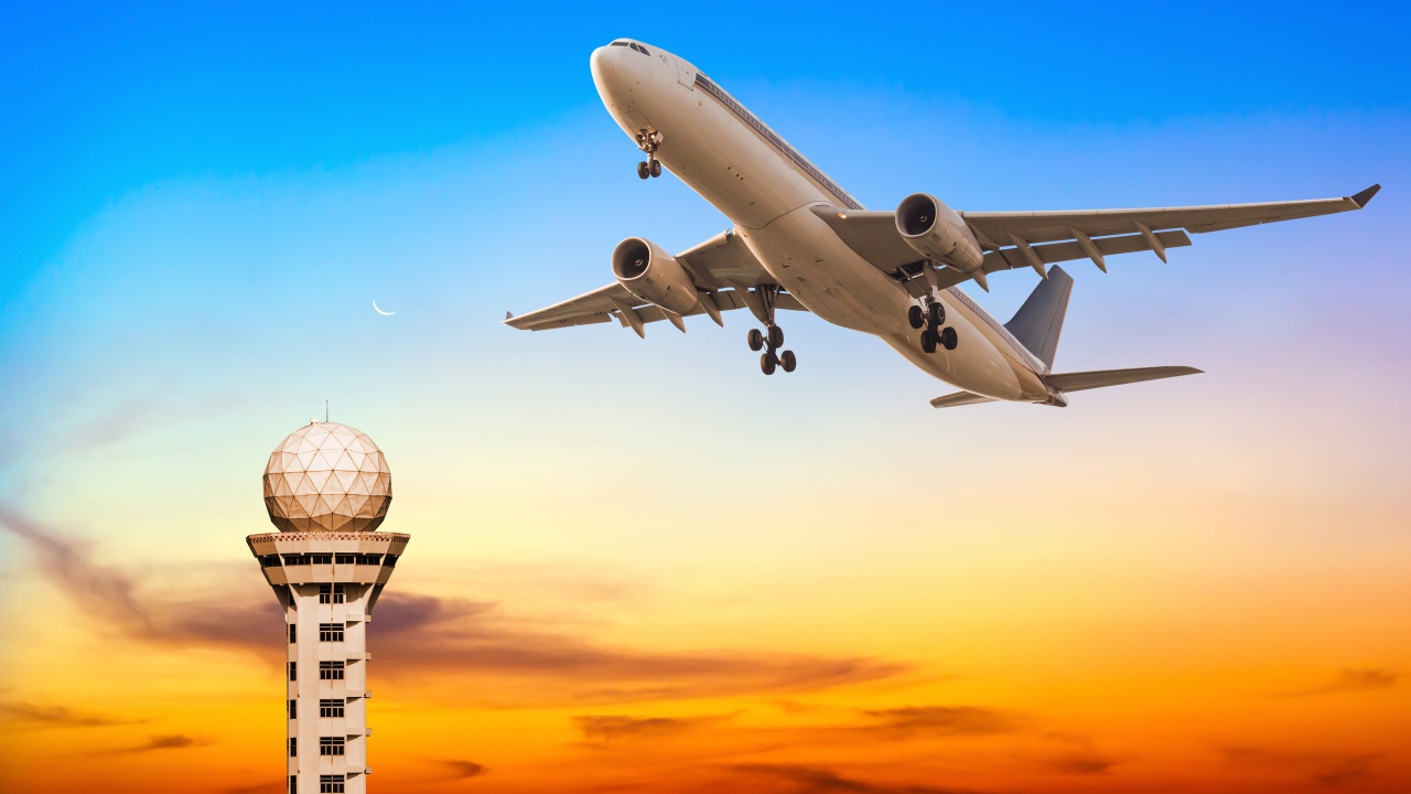 Самолет в небе над телебашней