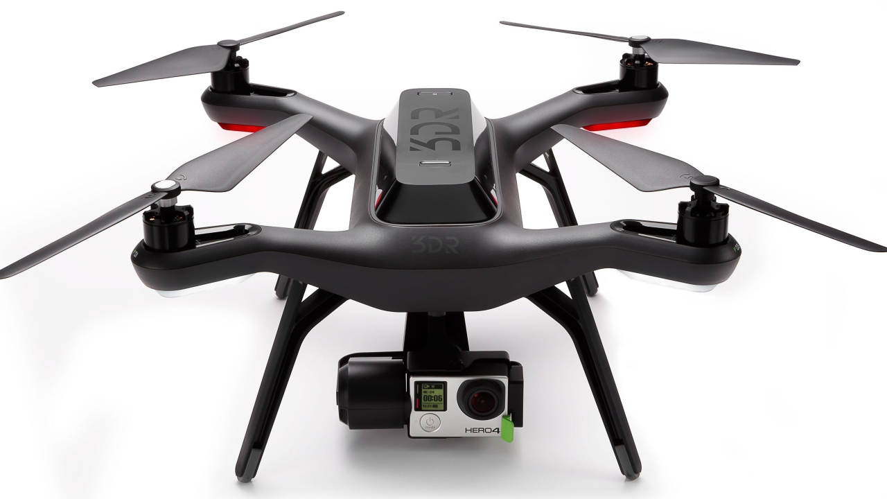 Черный квадрокоптер 3DR Solo на белом фоне