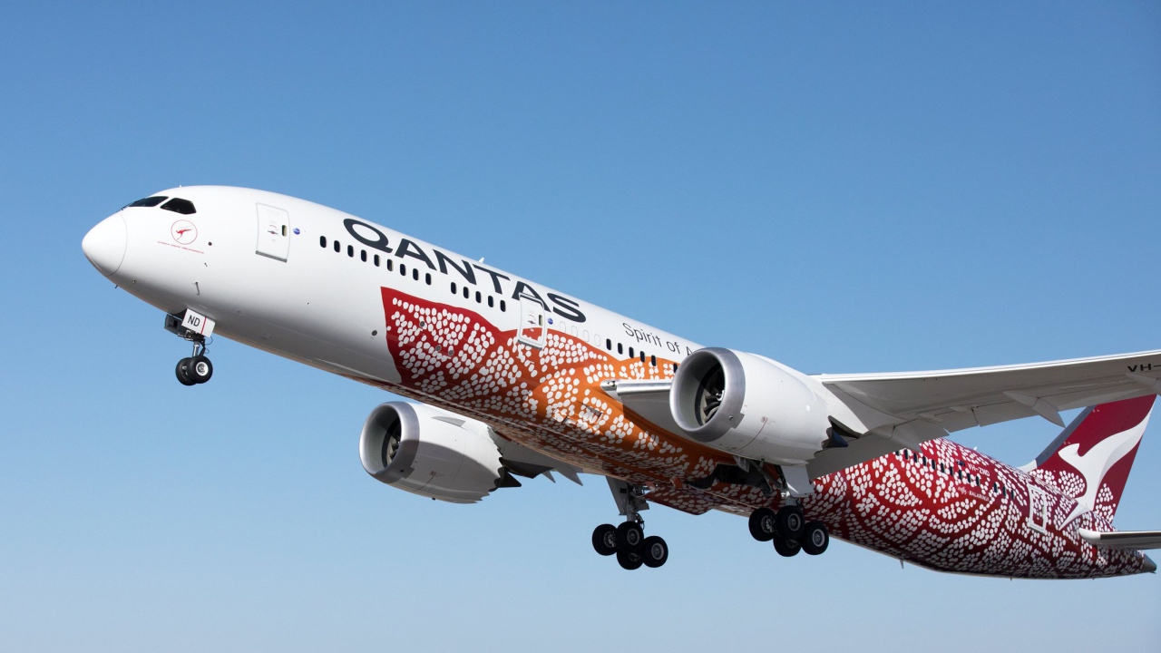 Самолет авиакомпании Qantas в небе