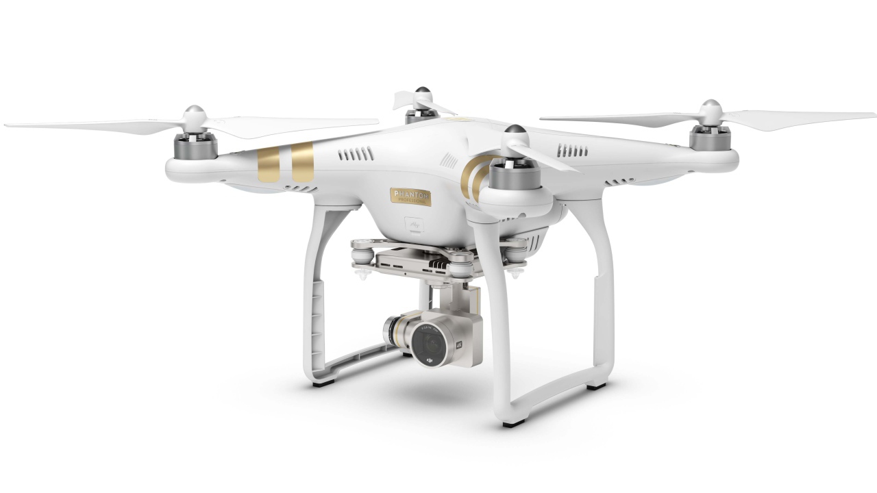 Квадрокоптер DJI Phantom 3 Professional на белом фоне