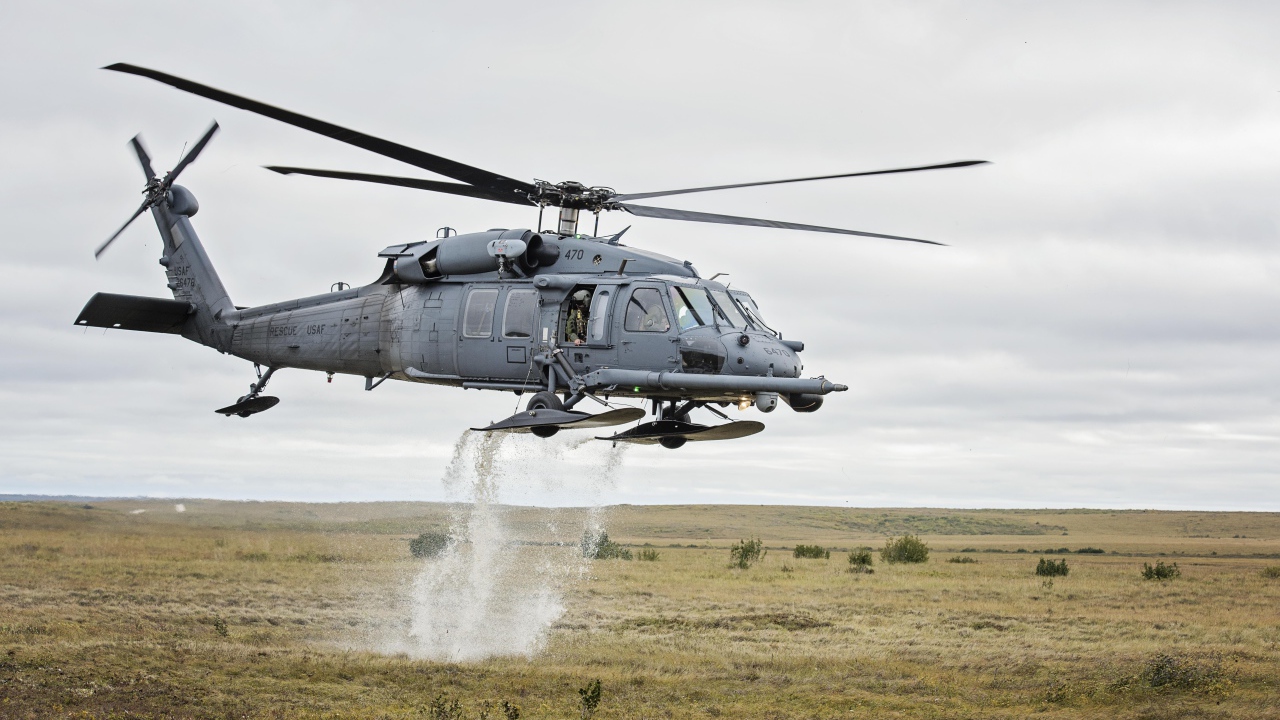 Военный вертолет Sikorsky HH-60 Pave Hawk с водой