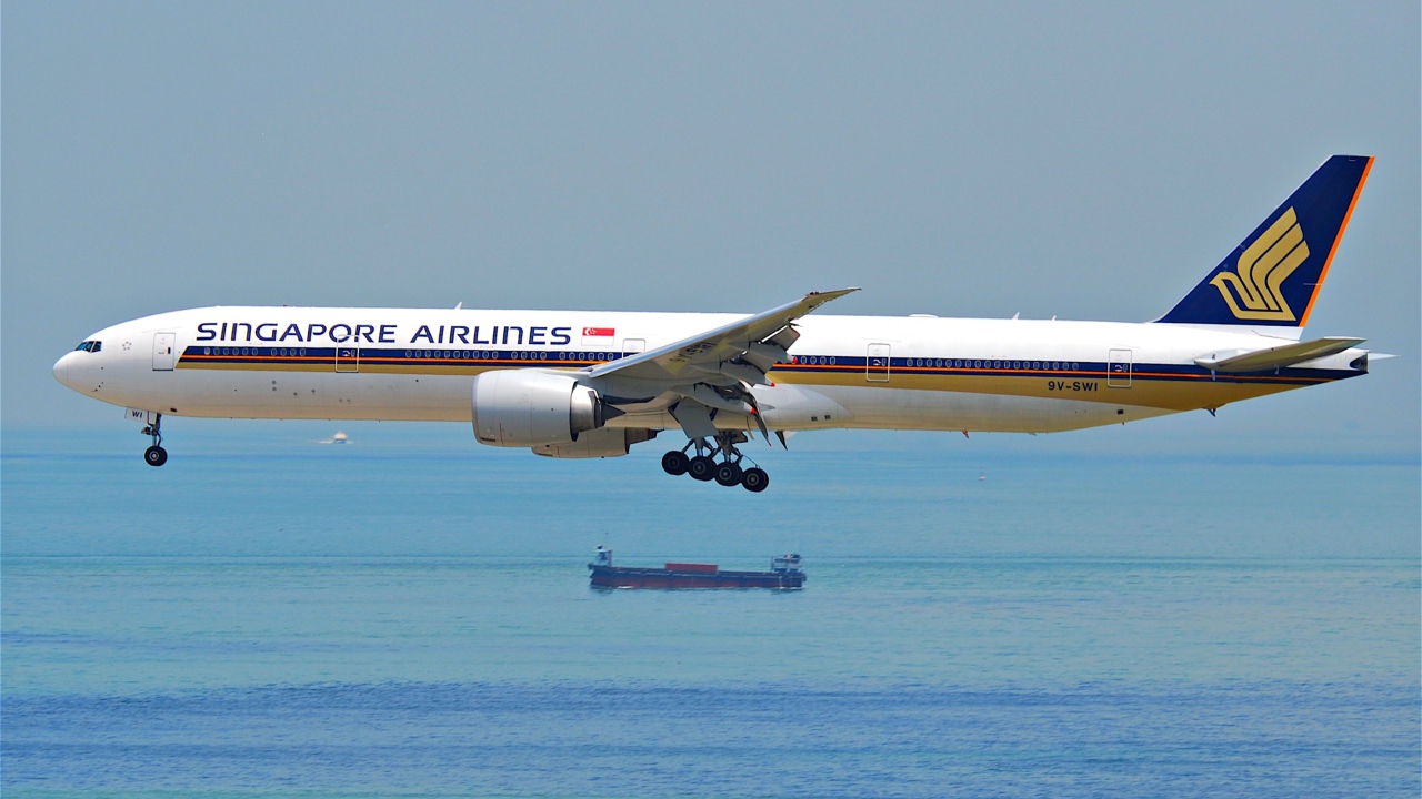 Аэробус авиакомпании Singapore Airlines летит над морем