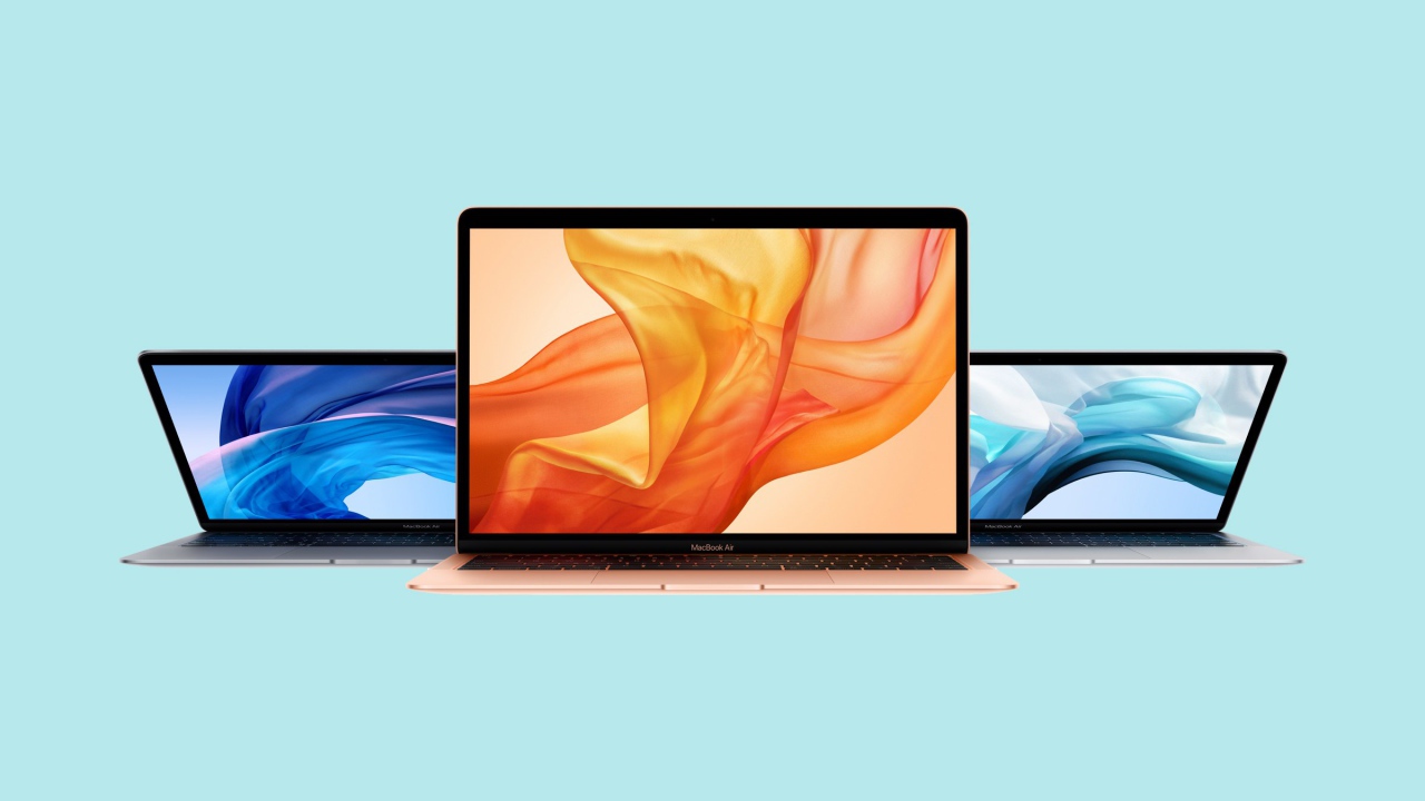 Тонкие макбуки MacBook Air на голубом фоне