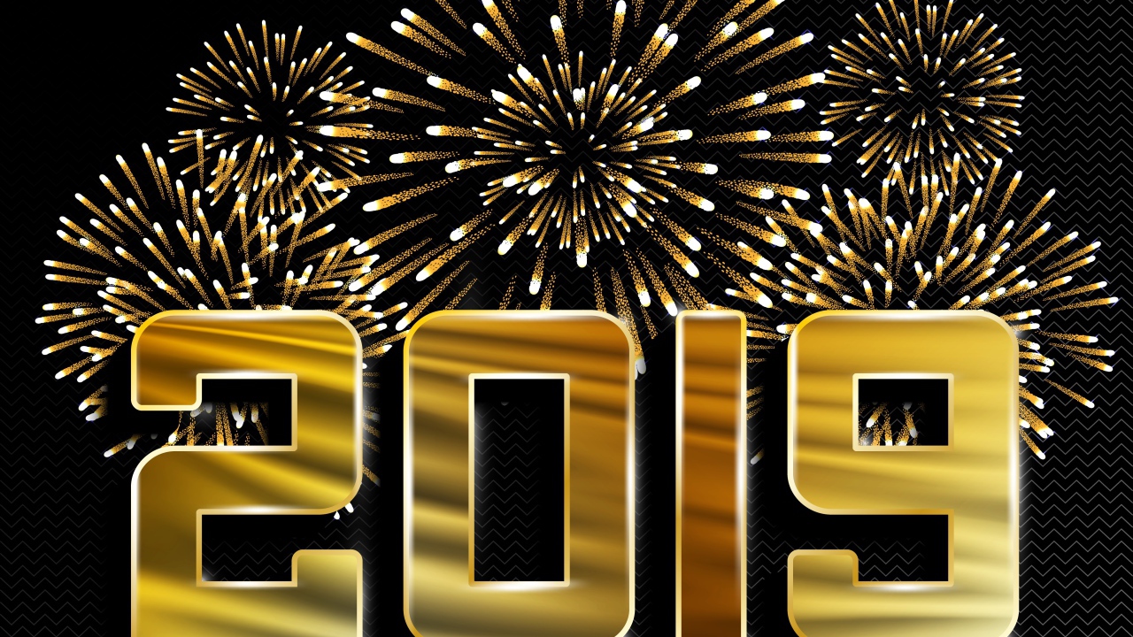 Блестящие цифры 2019 на черном фоне на с салютом