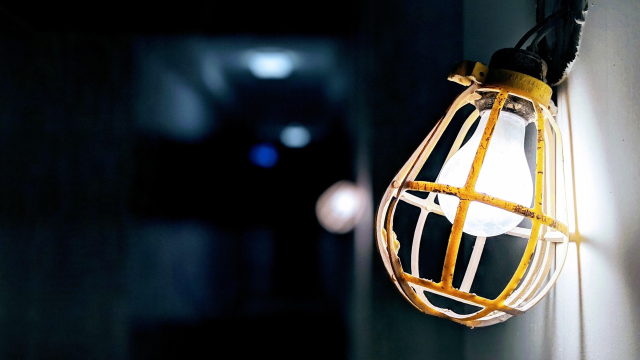 Включенная лампа в защитной решетке